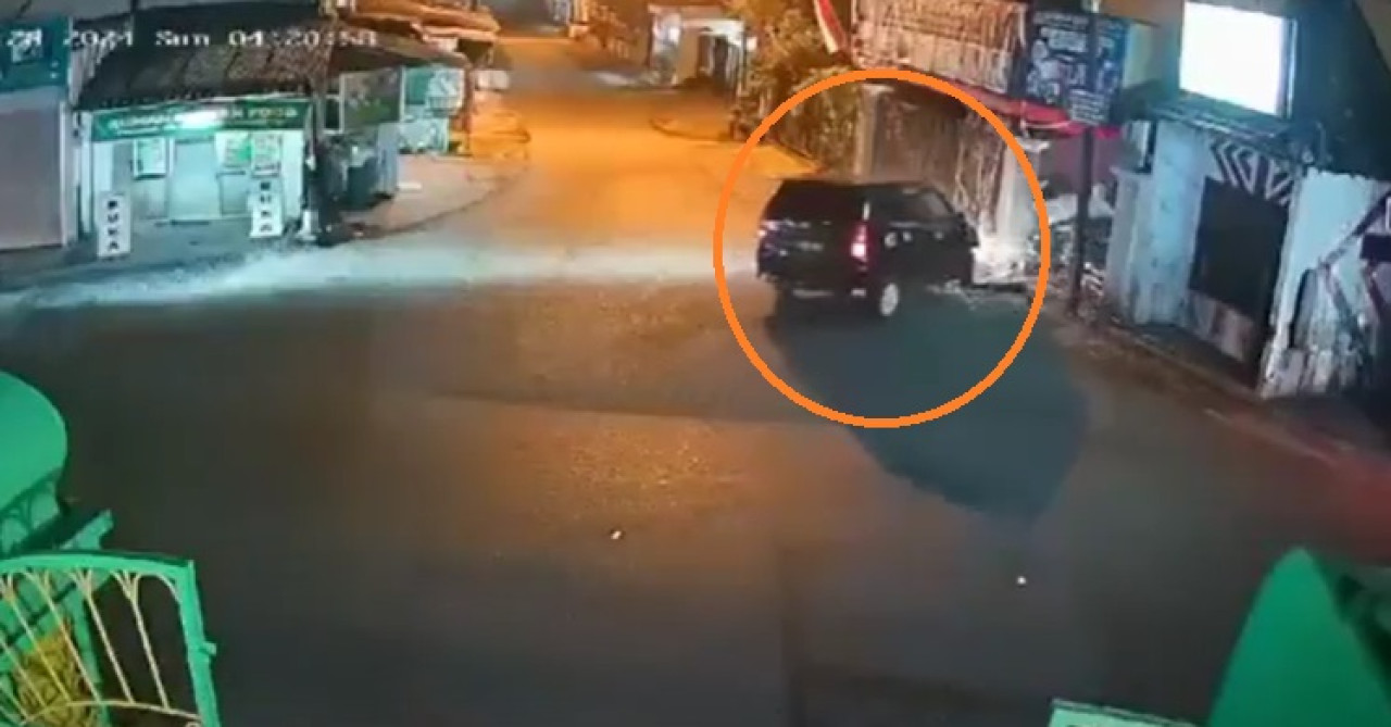 Tangkapan layar rekaman kecelakaan dan kondisi mobil pasca kecelakaan. (Foto: Bramanta Pamungkas/jatimnow.com)