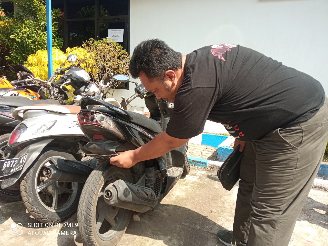 Sigra di Jember Seruduk Pemotor hingga Terlempar ke Jalan