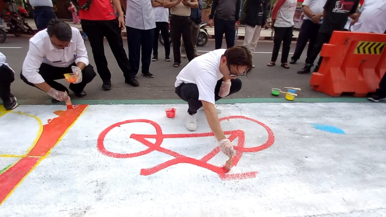 Jalur sepeda di Trenggalek di lukis mural. (Foto: Bramanta Pamungkas/jatimnow.com)