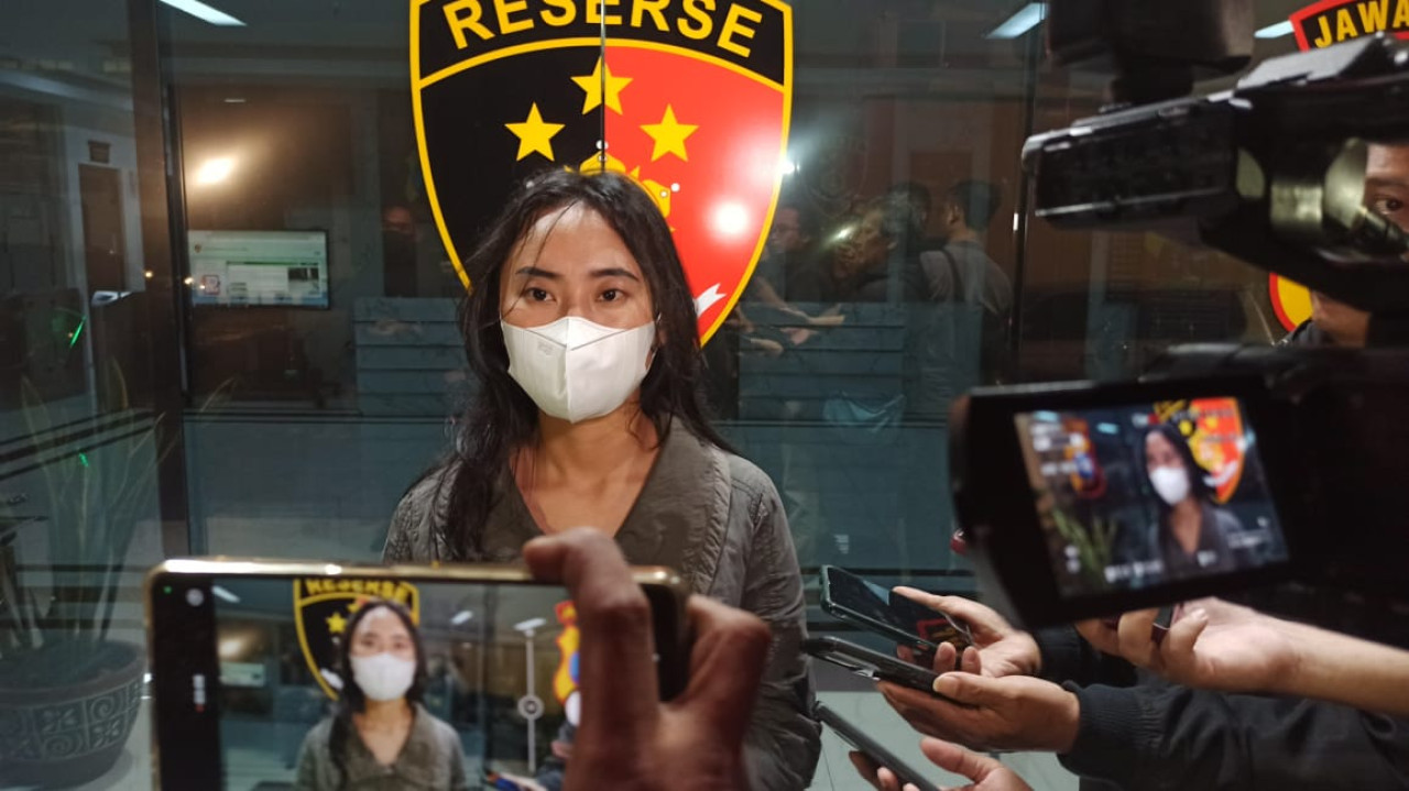 N usai melaporkan AP ke Mapolda Jatim (foto: Guntur for jatimnow.com)