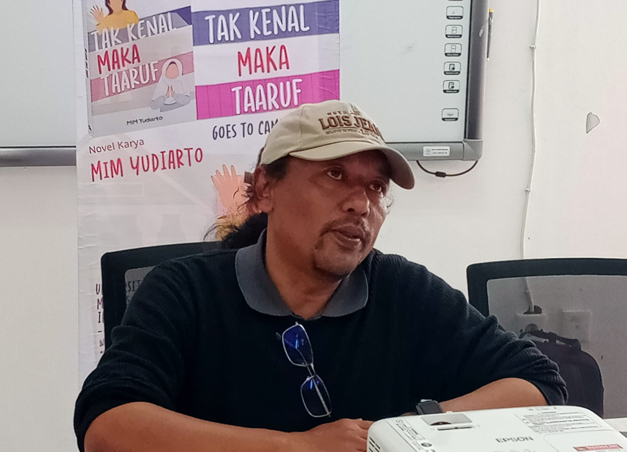 Penulis novel berjudul 'Tak Kenal Maka Ta'aruf' yakni Pak Mim Yudiarto. (Foto : Gerhana/jatimnow.com)