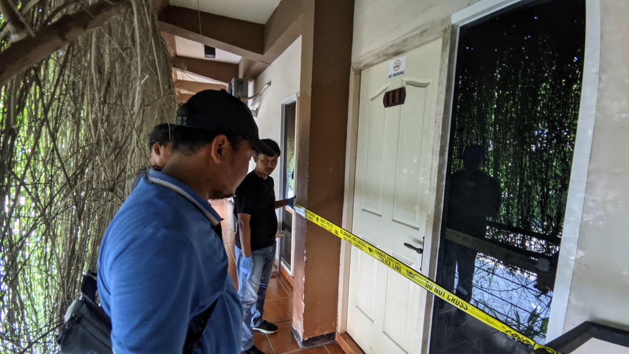 Polisi saat melakukan olah TKP di kamar hotel tempat keduanya menginap (dok Rizki for jatimnow.com)