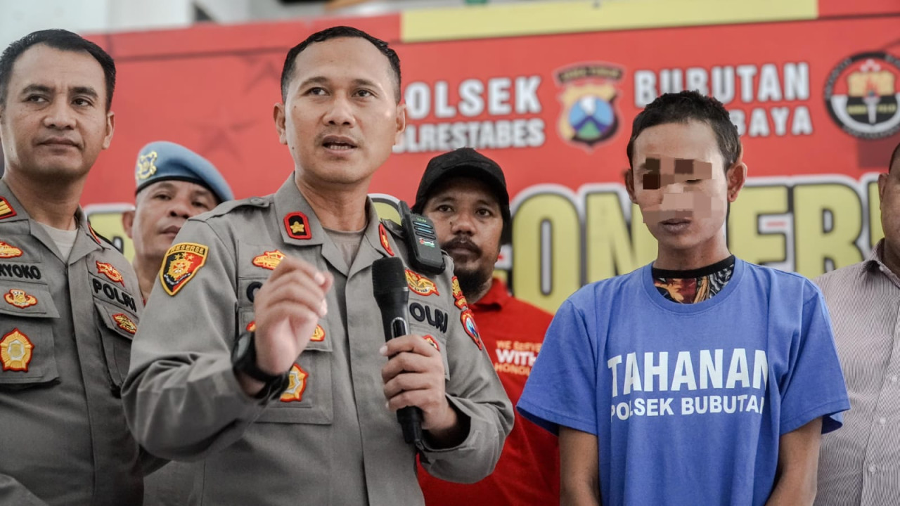 Kapolsek Bubutan Surabaya Kompol Dwi Okta Herianto saat membawa pelaku (dok polsek Bubutan)