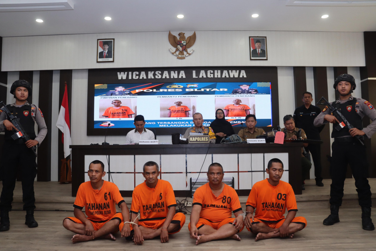 Tersangka pembalakan liar di Blitar saat ditangkap. (Foto: Dok Polres Blitar for jatimnow.com)