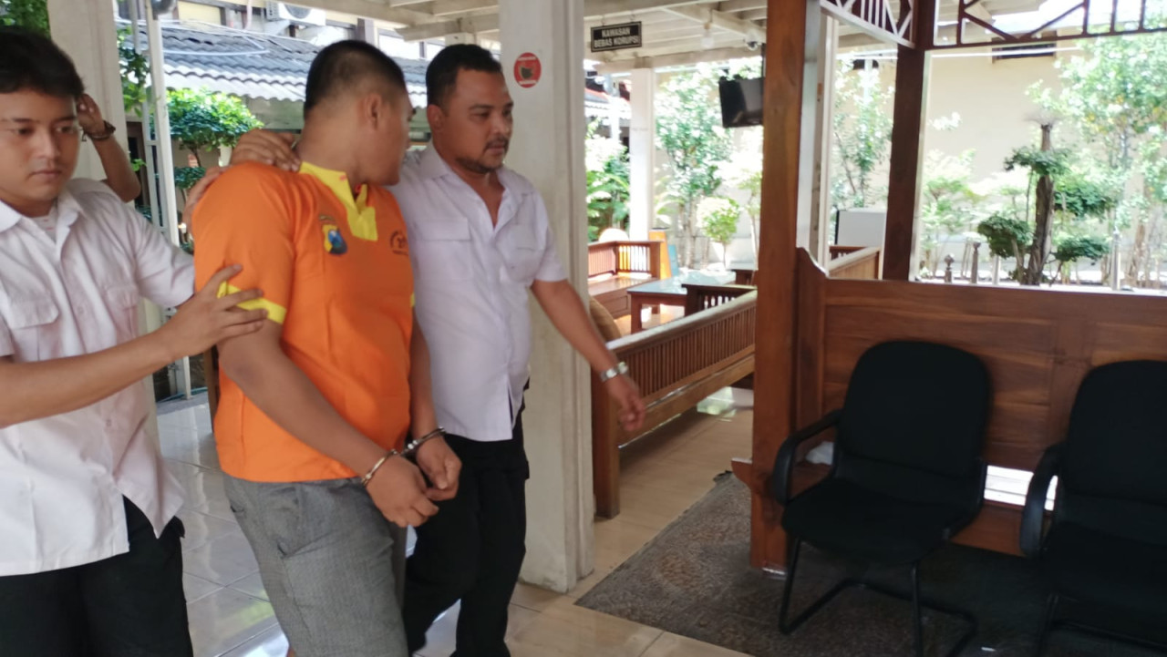 Pelaku pemerkosaan anak pemilik kos di Lamongan. (Foto : Adyad Ammy Iffansah/jatimnow.com)