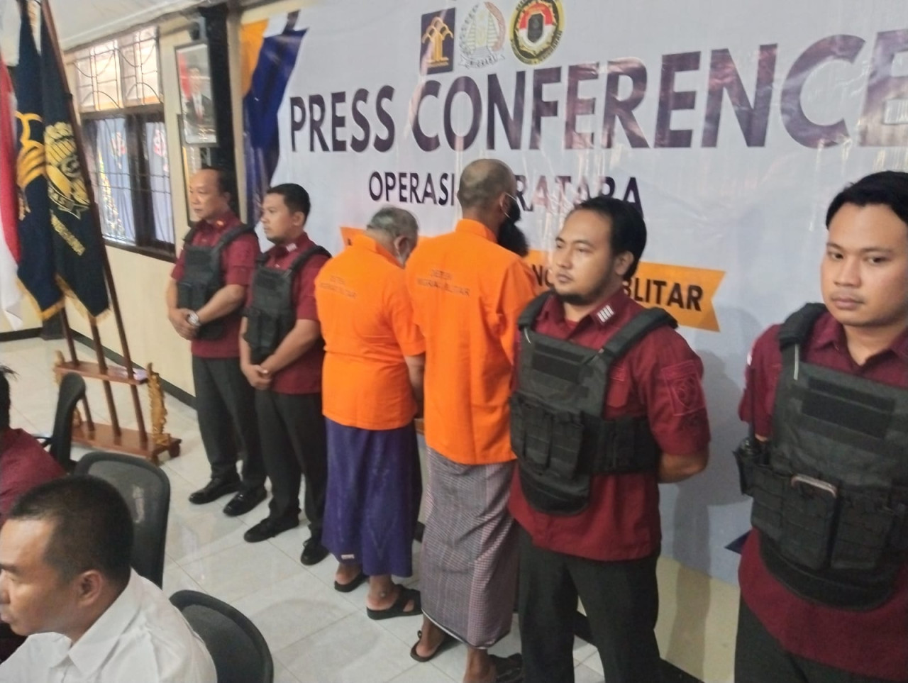 Petugas Imigrasi saat merilis hasil operasi Jagratara. (Foto: Bramanta Pamungkas/jatimnow.com)