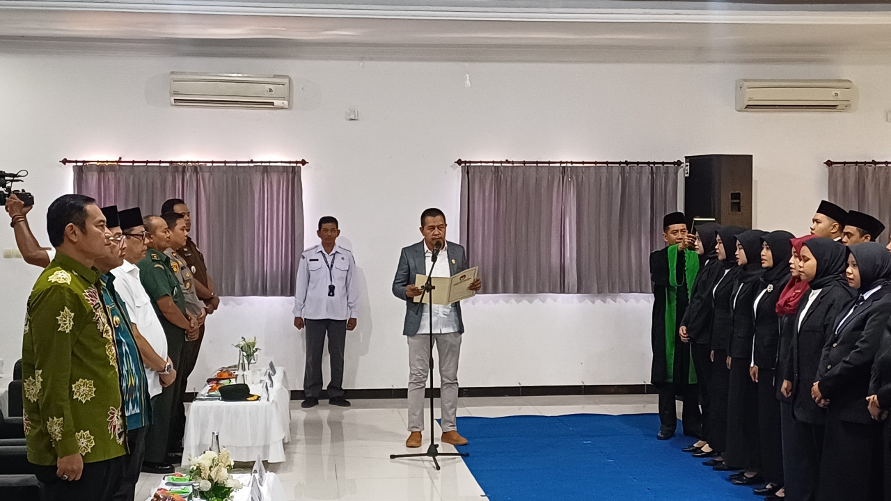 Ketua KPU Lamongan, Mahrus Ali saat melantik petugas PPK untuknl Pilkada 2024. (Foto : Adyad Ammy Iffansah/jatimnow.com)