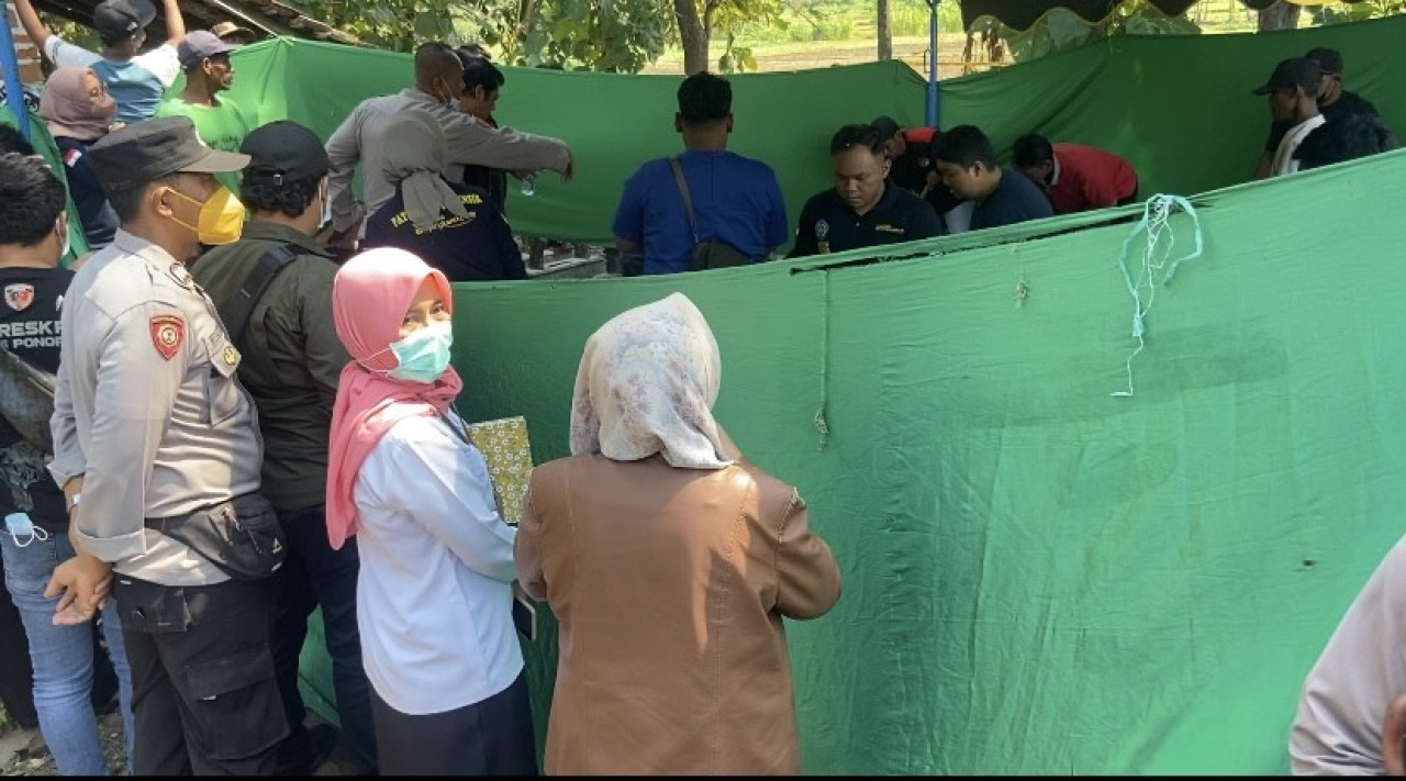 Pembongkaran makam pemuda di Ponorogo. (Foto: Ahmad Fauzani/jatimnow.com)