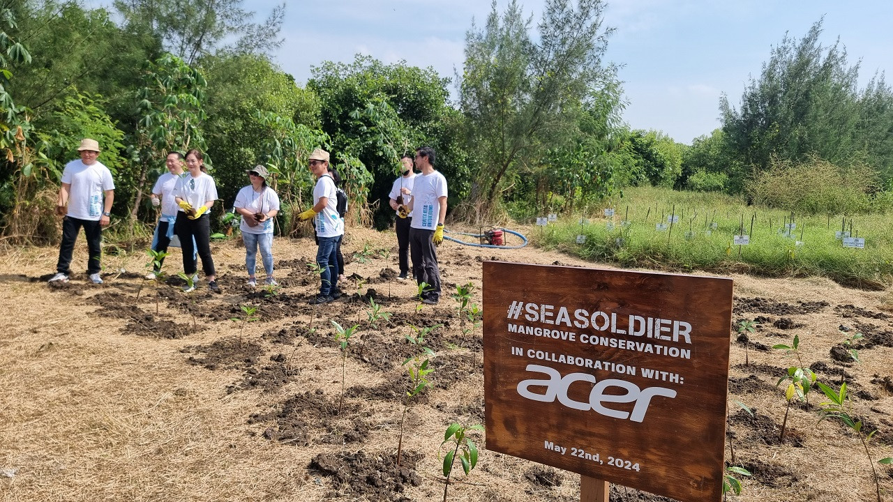 Proses penanaman Mangrove di Kawasan Wonorejo Surabaya (foto: Ni'am Kurniawan/jatimnow.com)