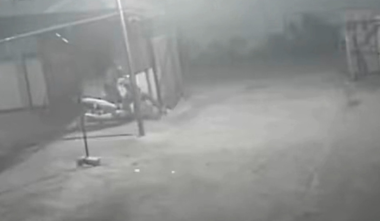 Tangkapan layar CCTV di parkiran Puskesmas Kamal, Bangkalan. (Foto: Fathor Rahman/jatimnow.com)