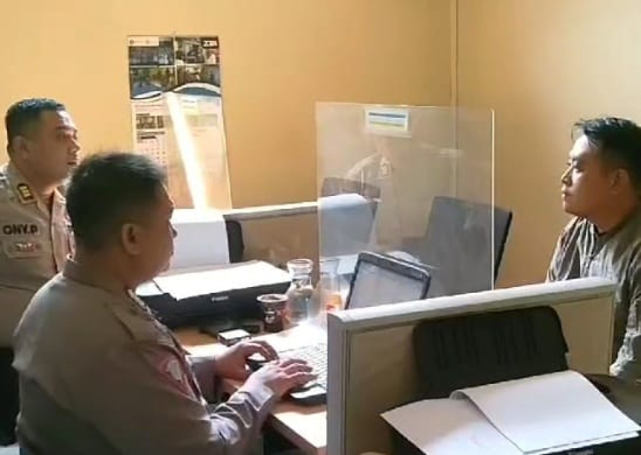 CA (33) saat menjalani pemeriksaan di Unit Gakkum Satlantas Polresta Sidoarjo. (Foto: Ahaddiini HM/jatimnow.com).