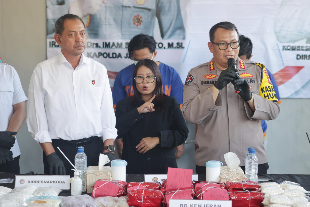 Kabag Humas Polda Jatim Kombes Pol Dirmanto di dampingi Direktur Resnarkoba Polda Jatim, Kombes Robert Da Costa saat mengungkap kasus rumah produksi narkoba (Foto: Polda Jatim for Jatimnow.com)