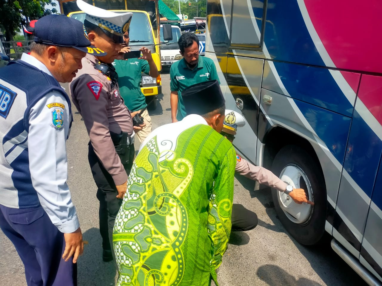 Polisi saat melakukan pengecekan kelayakan kendaraan. (Foto: Fathor Rahman/jatimnow.com)