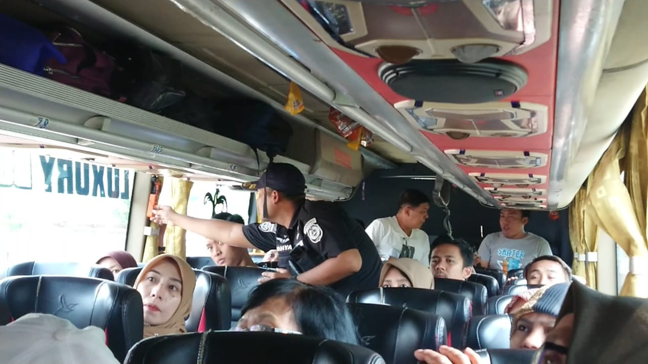Petugas saat memeriksa dokumen bus pariwisata di Tulungagung. (Foto: Bramanta Pamungkas/jatimnow.com)
