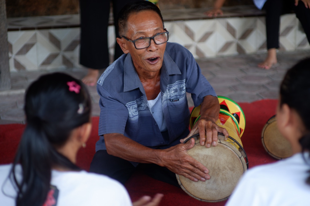 Pewaris kesenian reyog kendang saat mengajar di Tulungagung. (Foto: Bramanta Pamungkas/jatimnow.com)