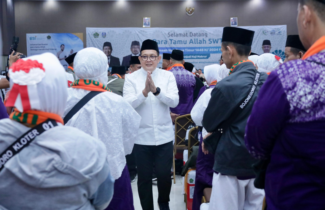 Pj Gubernur Adhy Karyoni saat menyapa dan beramah tamah dengan jamaah haji dari Embarkasi Surabaya (foto: Humas Pemprov Jatim for jatimnow.com)