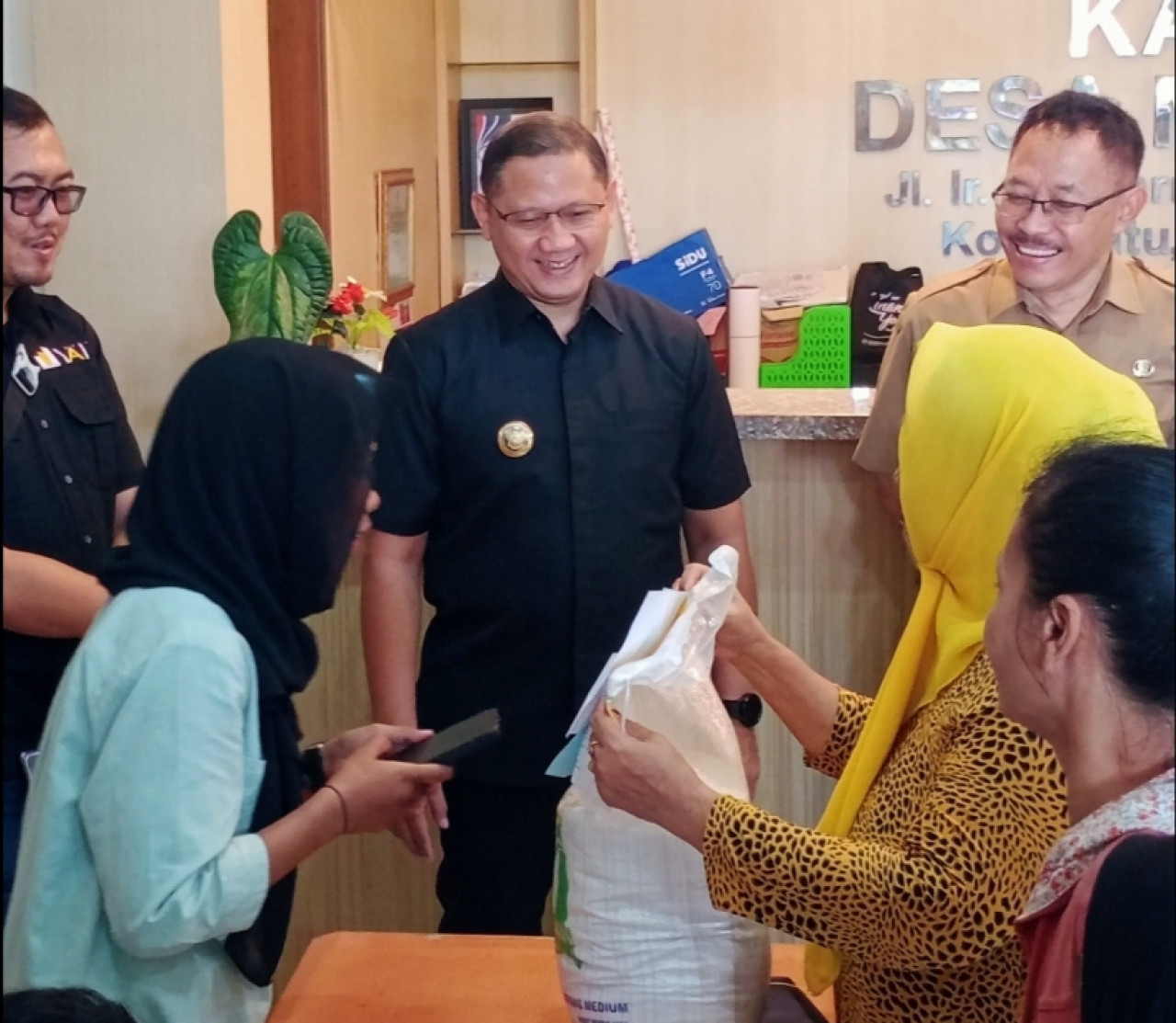 Pj Wali Kota Batu, Aries Agung Paewai meninjau penyaluran program bantuan pangan beras cadangan pangan pemerintah (CPP) pada Selasa (28/5/2024). (Foto: Gerhana/jatimnow.com)