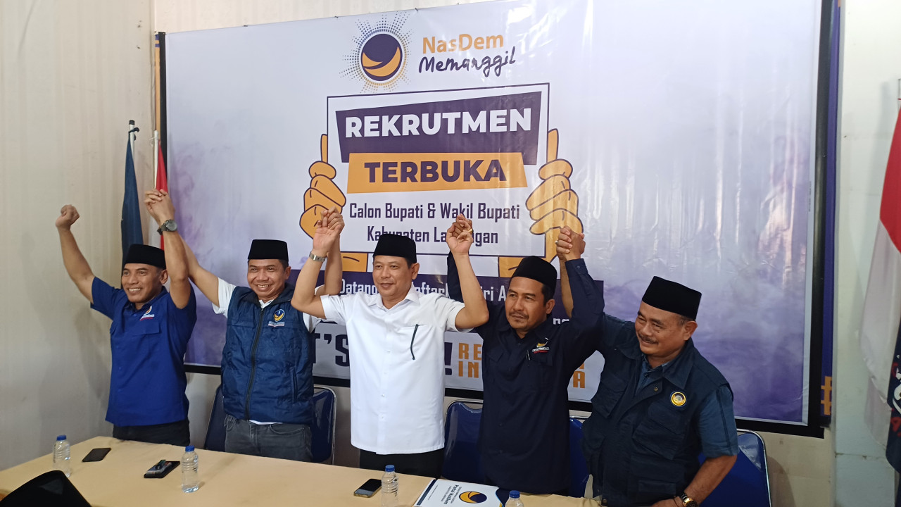 Abdul Ghofur saat mendatangi dan mendaftat Bacabup Lamongan ke DPD NasDem. (Foto : Adyad Ammy Iffansah/jatimnow.com)