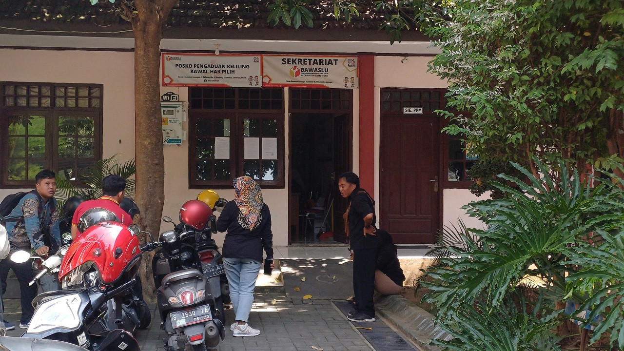 Kondisi kantor Panwascam Kecamatan Lamongan Kota di hari terakhir pendaftaran rekruitmen PKD. (Foto : Adyad Ammy Iffansah/jatimnow.com)