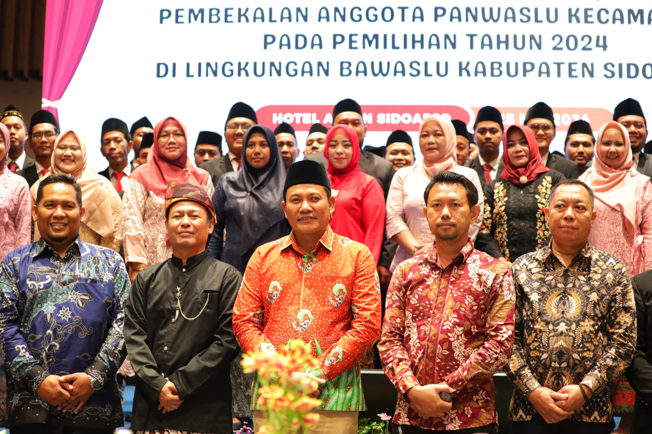 Bawaslu Sidoarjo melantik 54 Panwaslu, dihadiri Plt Bupati Sidoarjo. (Foto: Ahaddiini HM/jatimnow.com).  .