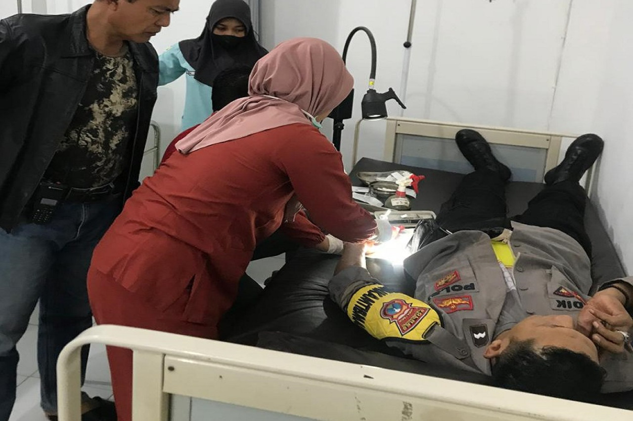 Anggota Polsek Bandung saat mendapat perawatan. (Foto: Polsek Bandung for jatimnow.com)