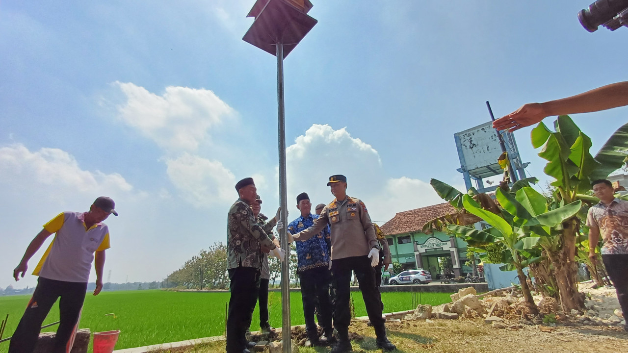 Pendirian rubuha oleh Kapolres Lamongan dan jajaran pemdes dan steak holder terkait. (Foto : Adyad Ammy Iffansah/jatimnow.com)