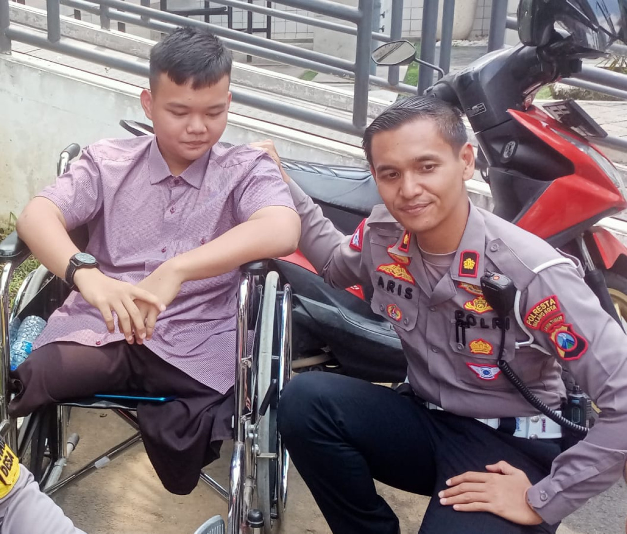Kasatlantas Polresta Malang Kota, Kompol Aristianto Budi Sutrisno saat berbincang dengan salah satu penyandang disabilitas. (Foto : Gerhana/jatimnow.com)