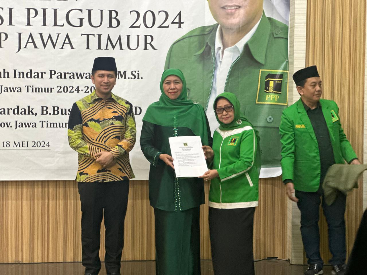 Khofifah-Emil saat menerima rekom dari PPP Jatim sebagai Cagub dan Cawagub 2024 (foto: PPP Jatim for jatimnow.com)