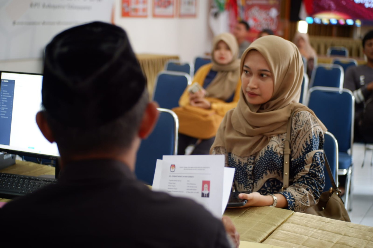 Pendaftar PPS di KPU Tulungagung saat mengumpulkan berkas. (Foto: Bramanta Pamungkas/jatimnow.com)