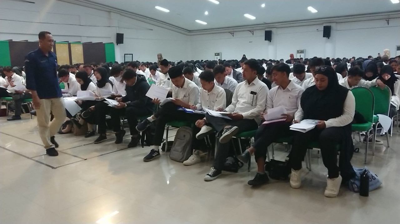 Peserta tes tulis PPS saat mengikuti ujian yang digelar KPU Tulungagung. (Foto : Bramanta Pamungkas/jatimnow.com)