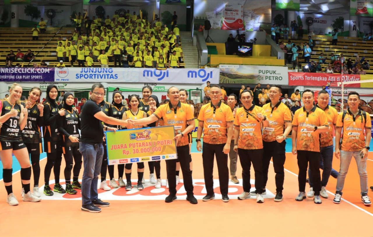 Tim voli putri Jakarta Popsivo Polwan dinobatkan sebagai juara putaran pertama PLN Mobile Proliga 2024 di GOR Tri Dharma Gresik. (Foto: Humas Polres Gresik for jatimnow.com)
