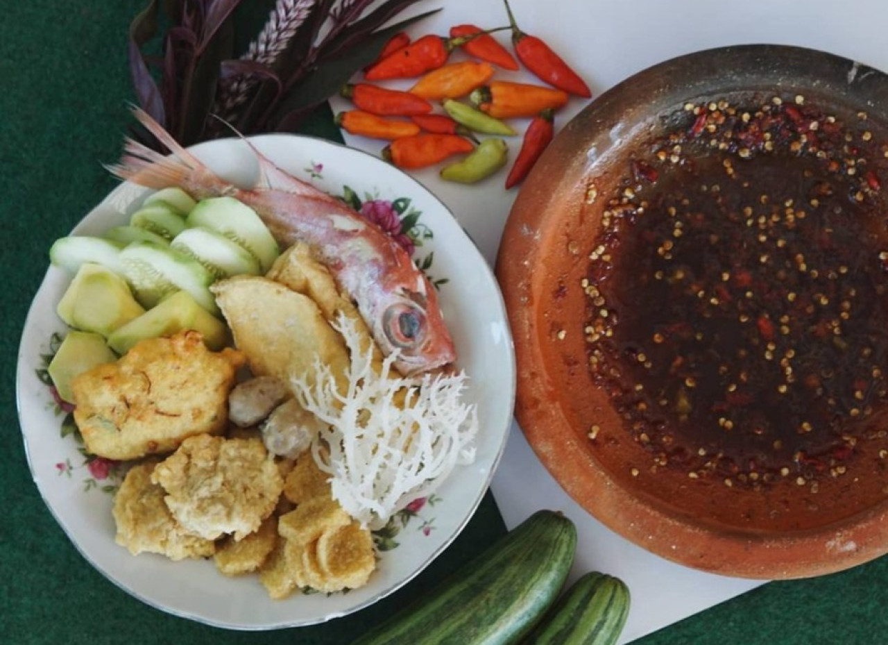 Kuliner Khas Pamekasan, Rujak Kelang Disajikan dengan Ikan Merah