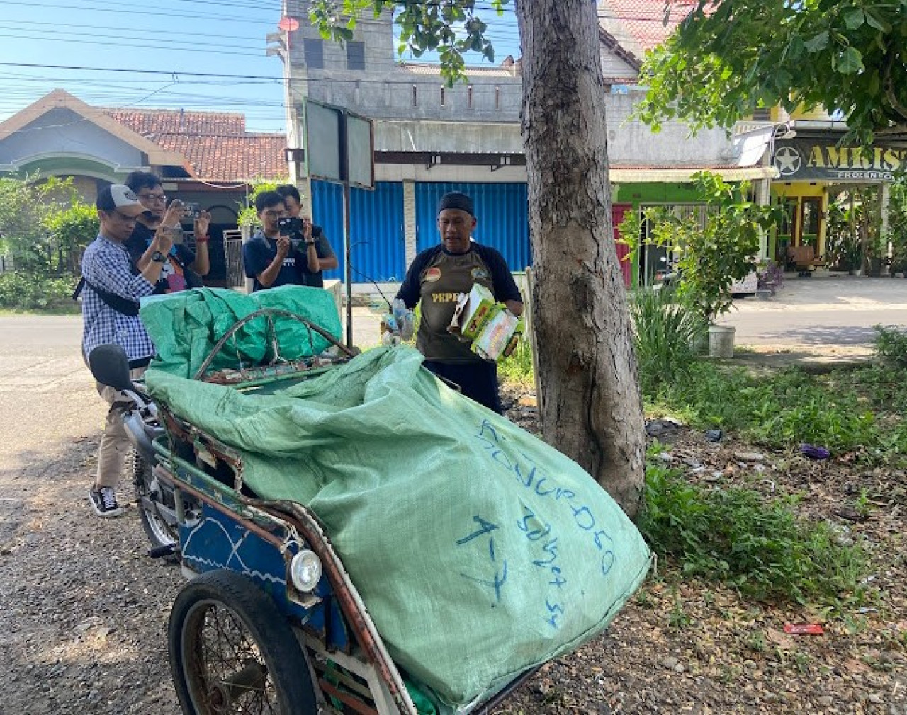 Kisah Pemulung di Ponorogo Naik Haji, Nabung Rp3 Ribu Tiap Hari