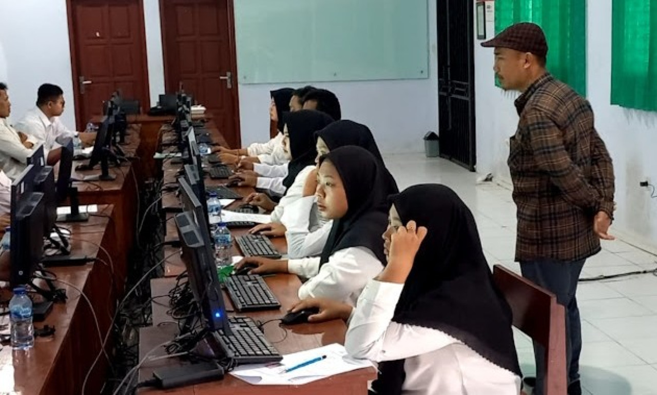 Pendaftar PPK di Trenggalek ikuti tes CAT. (Foto: Bramanta Pamungkas/jatimnow.com)