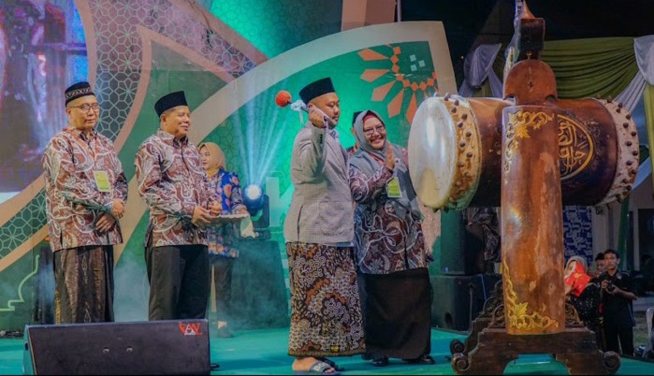 Bupati Gresik Fandi Akhmad Yani dan Wakil Bupati Gresik Aminatun Habibah saat membuka acara MTQ XXXI Tingkat Kabupaten Gresik, Jumat (10/11/2024) malam. (Foto: Diskominfo Pemkab Gresik)