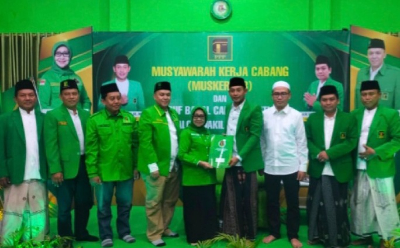 Ketua DPC PPP Sampang H Abdullah Hidayat menerima rekom usulan dari DPW PPP Jatim.  (Foto: Fathor Rahman/jatimnow.com)