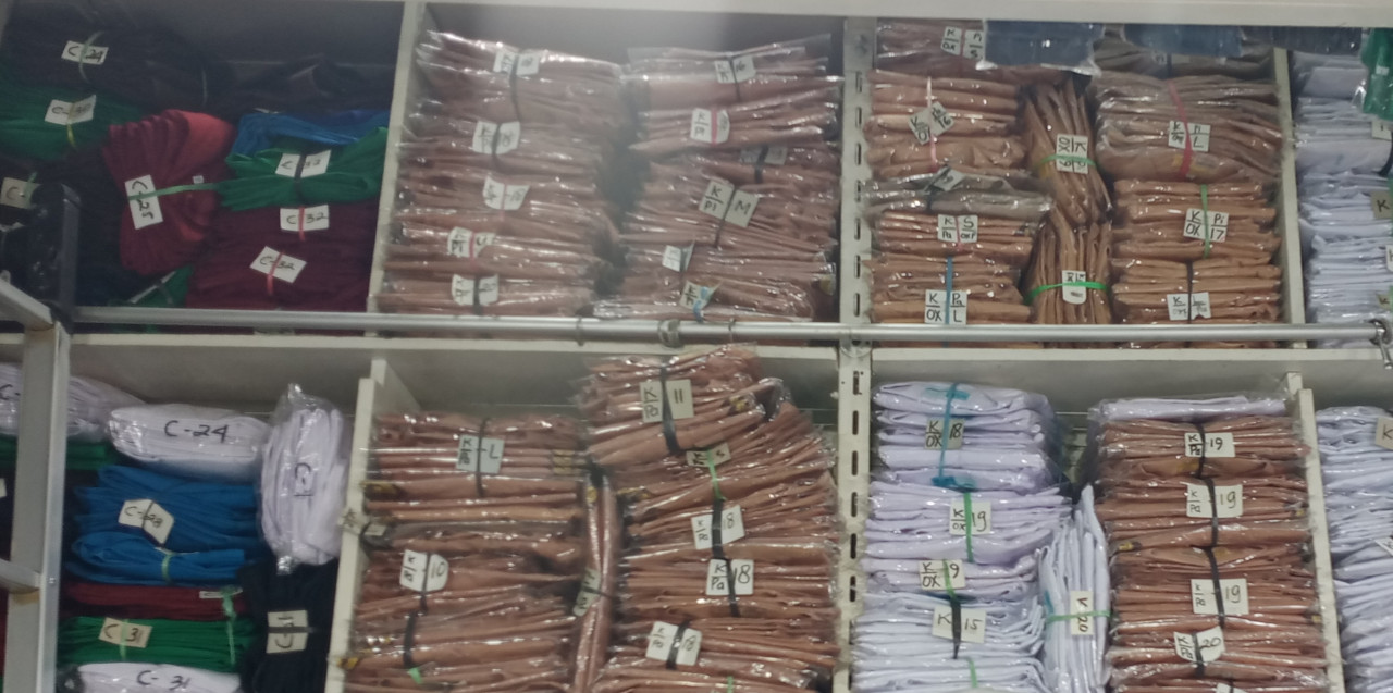 Salah satu toko seragam sekolah di Pasar Besar Kota Malang. (Foto : Gerhana/jatimnow.com)