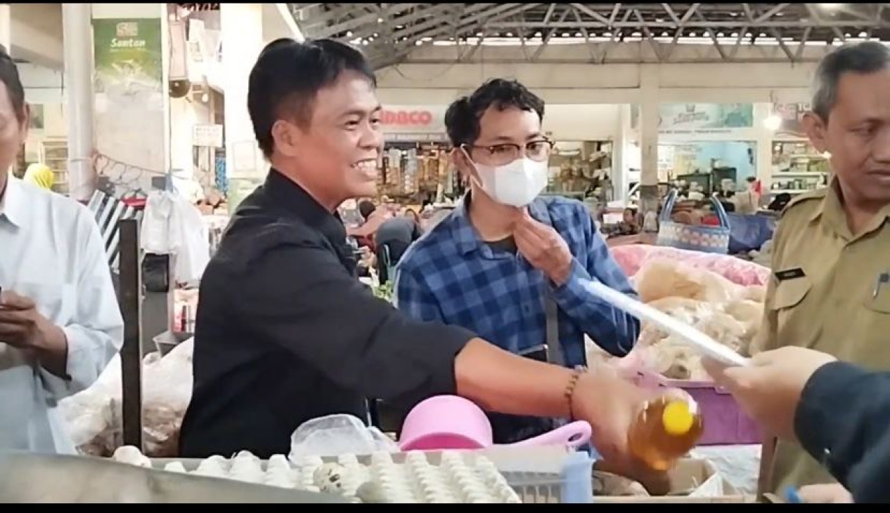 Satgas Pangan bersama Tipiter Satreskrim Polres Pacitan saat menemukan Minyakita palsu di pasaran.