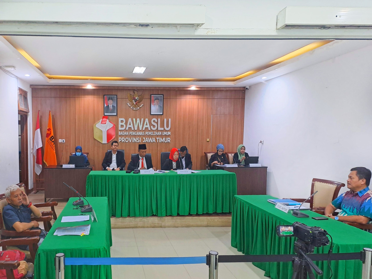 Anggota lembaga pemantau pemilu Jaringan Demokrasi Indonesia (JaDI) Jawa Timur Nanang Haromain saat menghadiri putusan sidang Bawaslu Jatim Senin (20/5/2024). (Foto: Nanang Haromain for Jatimnow.com).