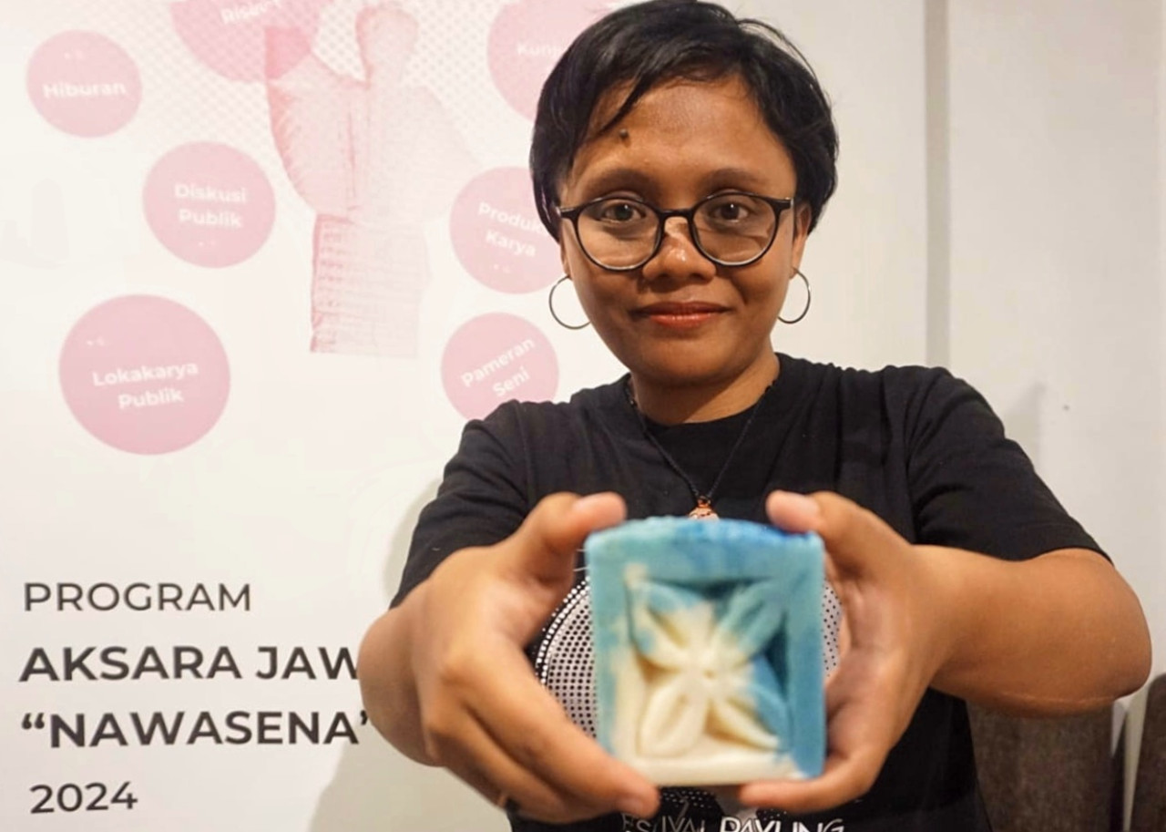 Artisan Soapmaker Theresia Alit saat membawa sabun buatannya. (Foto: Ahaddiini HM/jatimnow.com).