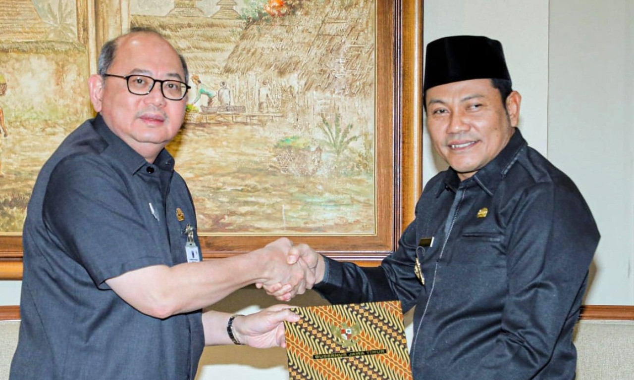 Pj Sekdaprov Jatim, Bobby Soemarsono, saat menyerahkan SK Plt Bupati  Sidoarjo kepada Wakil Bupati Sidoarjo, Subandi. (Foto: Humas Kominfo for jatimnow.com).