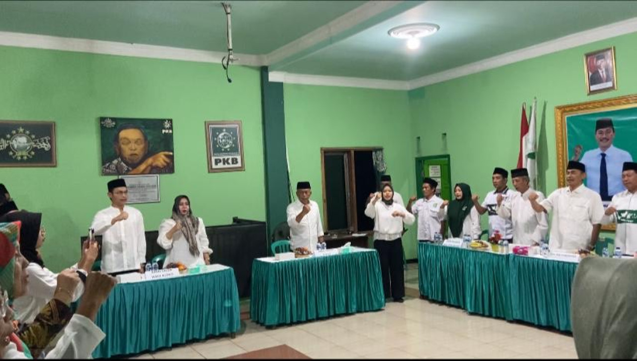 Sugiri Sancoko dan Lisdyarita saat mendaftar sebagai bakal calon bupati (bacabup) dan bakal calon wakil bupati (bacawabup) ke DPC PKB Ponorogo. (Foto: Ahmad Fauzani/jatimnow.com)