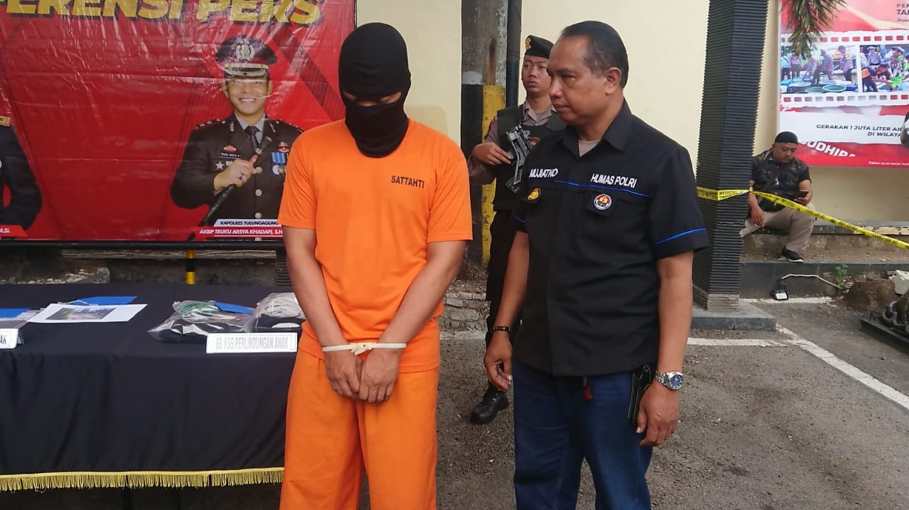 Tersangka DAR pelatih silat saat dirilis polisi. (Foto: Bramanta Pamungkas/jatimnow.com)