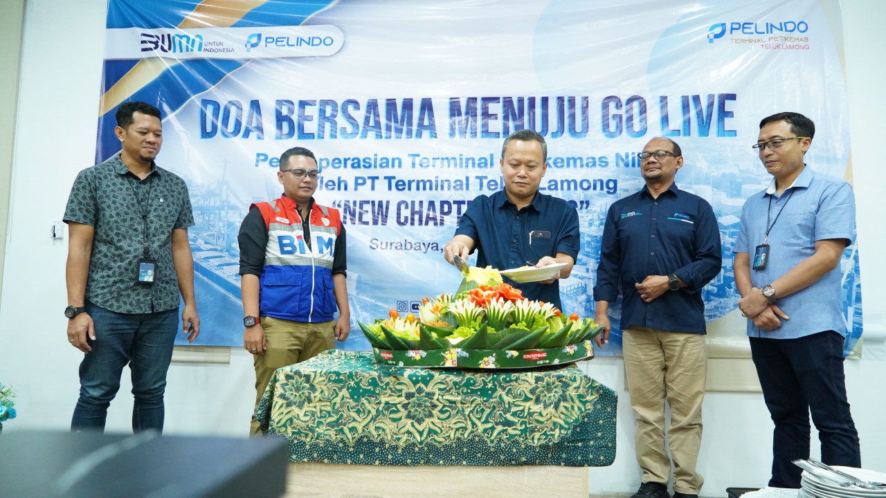 PT Pelindo Terminal Petikemas (SPTP) menyerahkan pengelolaan operasional dan pemeliharaan Terminal Peti Kemas (TPK) Nilam kepada PT Terminal Teluk Lamong (TTL). (Foto: Humas TTL for jatimnow.com)