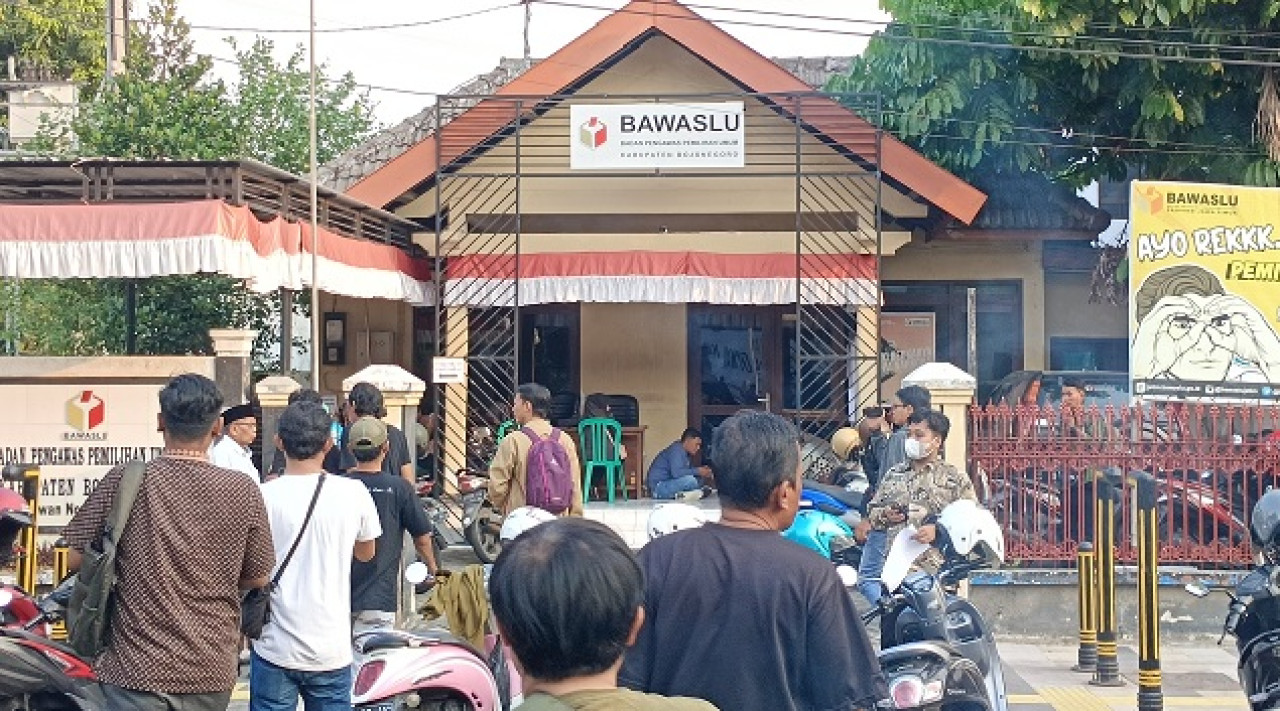 Bapaslon Bupati Bojonegoro jalur perseorangan Nurul Azizah tersenyum renyah saat dijumpai awak media disela sidak kelangkaan LPJ (Foto: Misbahul Munir/jatimnow.com)