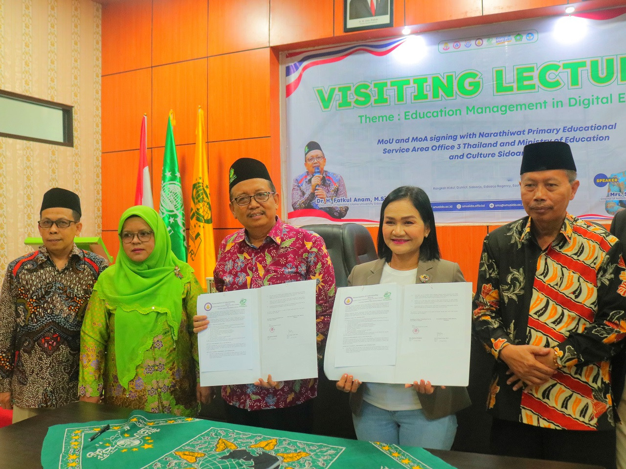Rektor Unusida, Dr. H. Fatkul Anam, M.Si. saat menerima kunjungan dan penandatanganan Memorandum Of Agreement (MOA) yang dilakukan oleh Director of Narathiwat Primary Educational Mrs. Supinya Wongnam. (Foto: Ahaddiini HM/jatimnow.com.