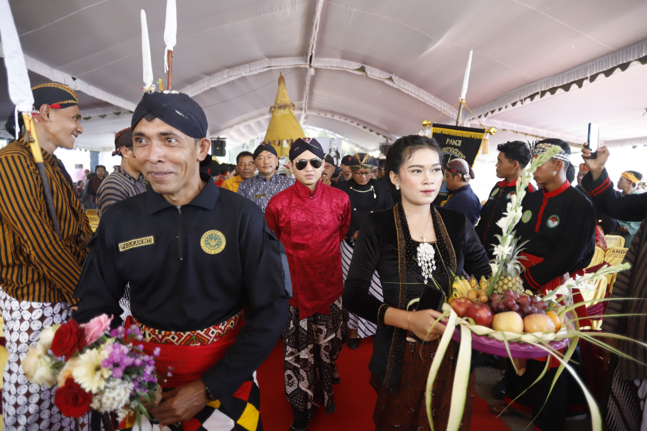 Bupati Trenggalek, Mochamad Nur Arifin saat menghadiri prosesi upacara adat Pahargyan Adat Longkangan. (Foto: Dok Prokopim Trenggalek for jatimnow.com)