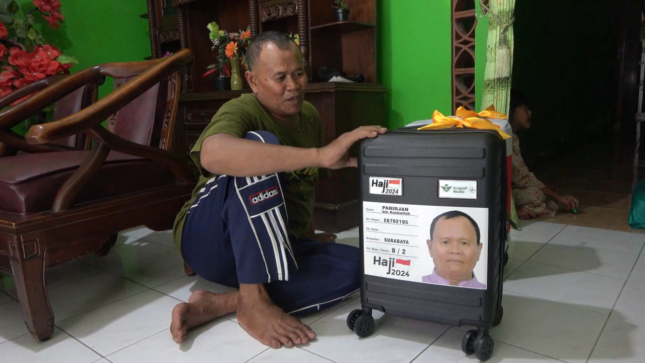 Paridjan saat mempersiapkan keberangkatan haji pada Minggu (11/5/2024) besok. (Foto: Adyad Ammy Iffansah/jatimnowm.com)