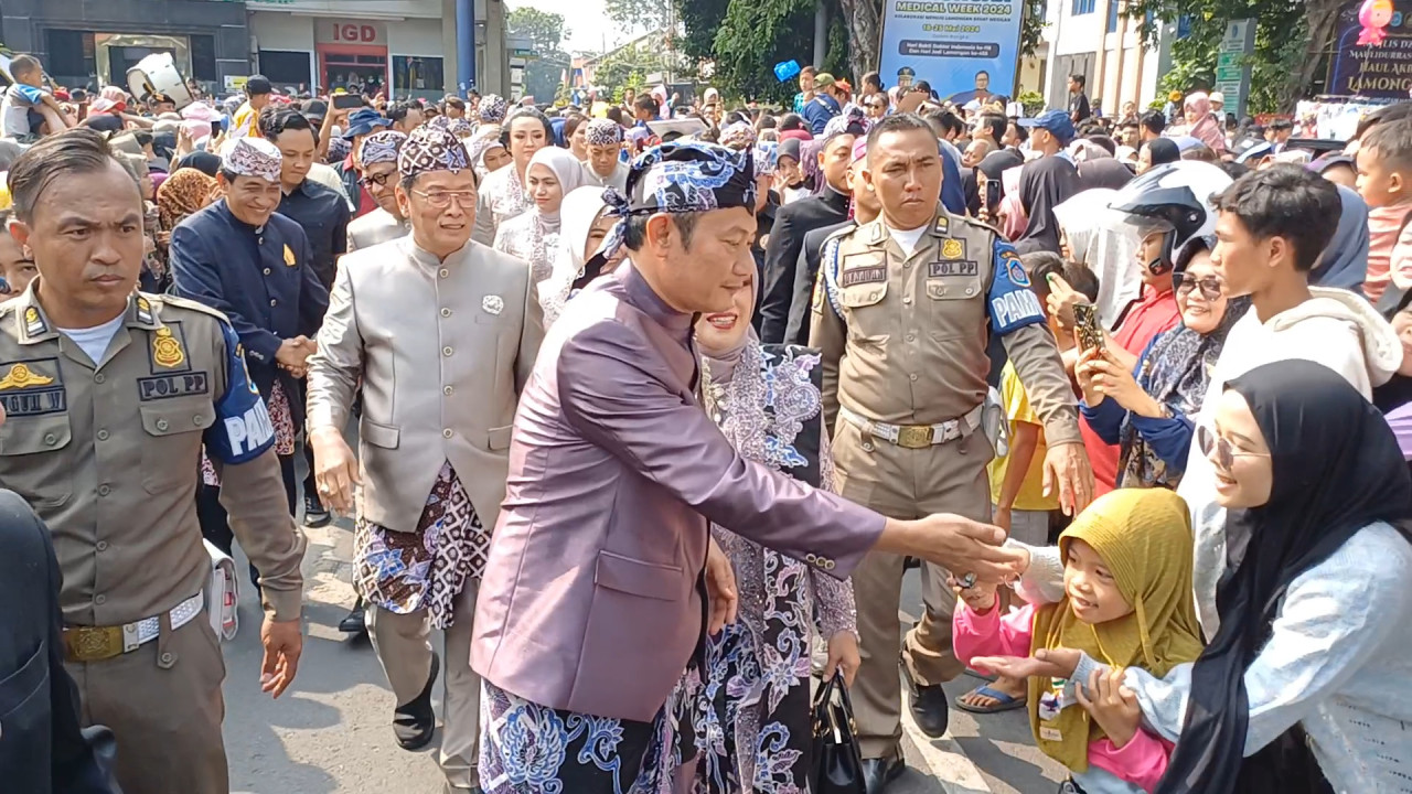Bupati Yes saat menyapa masyarakat yang menonton jalannya kirap HJL dan budaya. (Foto : Adyad Ammy Iffansah/jatimnow.com)