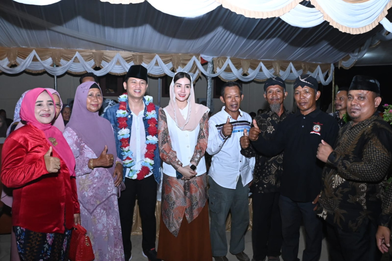 Bupati Trenggalek Mochamad Nur Arifin bersama istri Novita Hardini saat bertemu warganya di perantuan. (Foto: Dok Prokopim Trenggalek for jatimnow.com)
